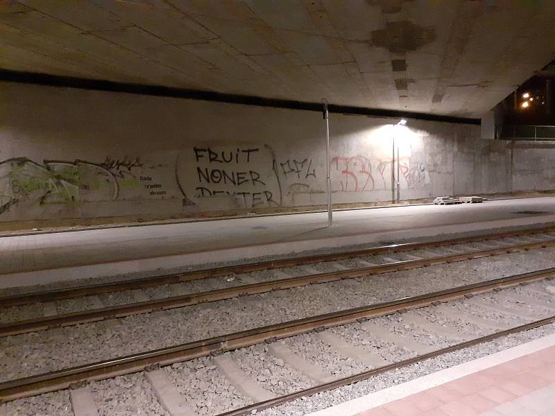 Tramvajová zastávka Osová umístěná pod mostem už zmizela.