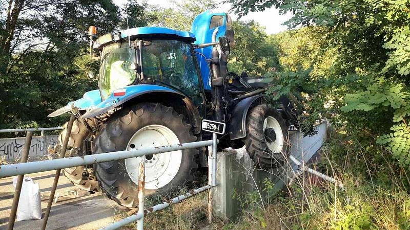 Divokou jízdu zažil řidič traktoru jedoucí z kopce od obce Hlína u Moravských Bránic na Brněnsku. Stroji s vlekem a nákladem deseti tun sladového ječmene pravděpodobně selhaly brzdy.