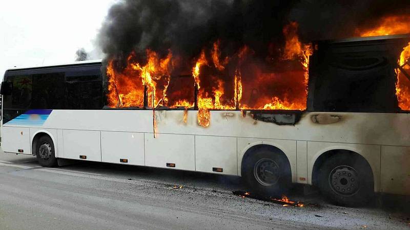 Uzavřená silnice a hořící autobus. Takový pohled se naskytl Brňanům ve čtvrtek krátce po druhé hodině odpoledne.