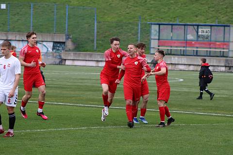 Daniel Přerovský (v červeném v popředí) vstřelil v sobotním derby proti Startu úvodní gól zápasu.