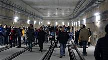 Necelý měsíc před zprovozněním nové trati z Osové k univerzitnímu kampusu v brněnských Bohunicích měli lidé v úterý odpoledne možnost projít si nejdelší tramvajový tunel v České republice. Přišly davy.