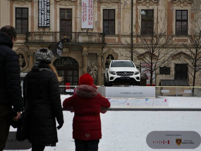 Na brněnském kluzišti v centru města u sochy Jošta stojí vystavené auto.