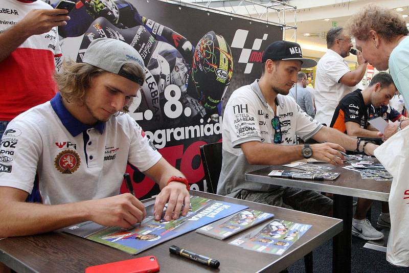 Karel Hanika, Karel Abraham a Jakub Kornfeil při podepisování na autogramiádě jezdců Moto GP v brněnské Vaňkovce.