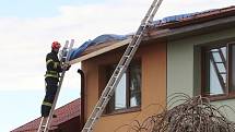 Moutnice 10.2.2020 - hasiči zakrývají strženou střechu v Moutnicích na Brněnsku.