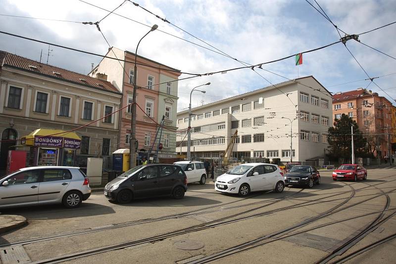 Dopravní kolaps na křižovatce ulic Jugoslávská a Merhautova a také v křížení Vranovské a Cejlu způsobuje uzavřená Francouzská a opravy v Merhautově ulici.