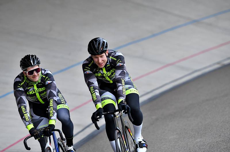 Trénink dráhových cyklistů Dukla Brno na velodromu.