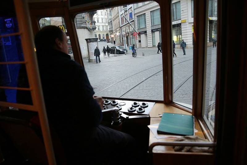 Historické tramvaje 4MT 134 (plecháč) a vůz č. 107 (dřevák) jezdily celou sobotu okružní jízdy centrem Brna. Cestující mohli dobrovolně přispět na pomoc zemi těžce zkoušené válkou a na pomoc válečným uprchlíkům.