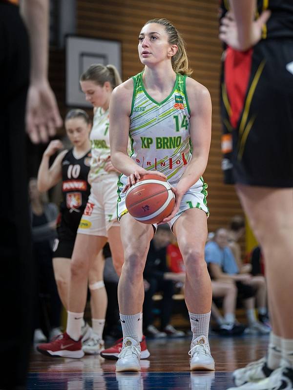 Basketbalistka Katarina Trehubová (v bílém s číslem 14) přišla do Králova Pole na začátku března jako posila na pozici pivotky.