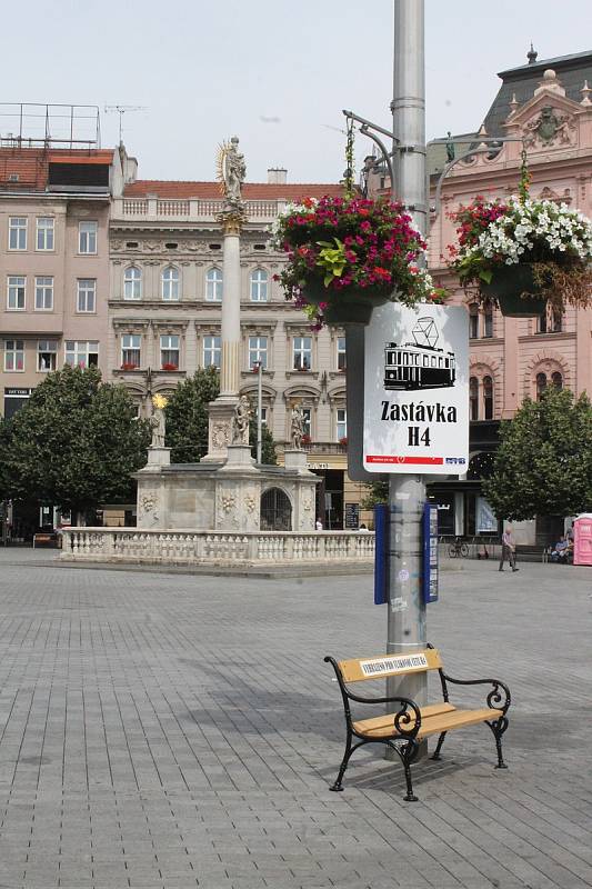 Na snímku je lavička, která je umístěna na brněnském náměstí Svobody. Je určená výhradně pro odpočinek řidičů tramvaje