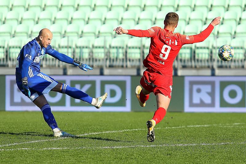 Fotbalisté Zbrojovky Brno (v červeném) remizovali na hřišti Karviné 1:1.