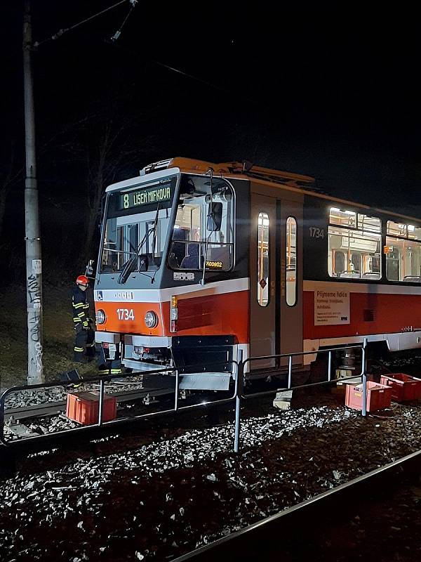Hasiči vyprošťovali v Brně muže zpod tramvaje.