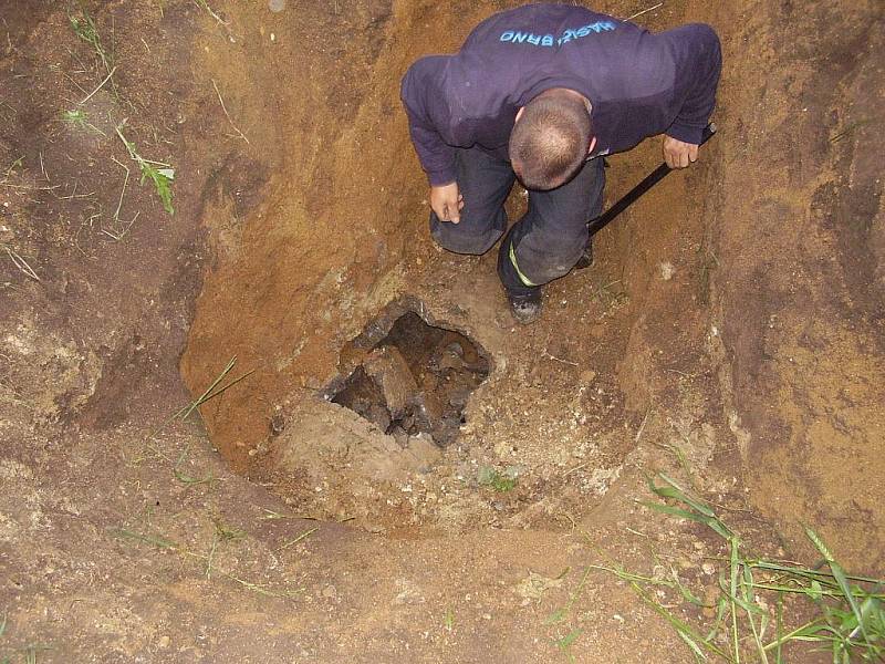 Hasiči zachránili psa z podzemí.