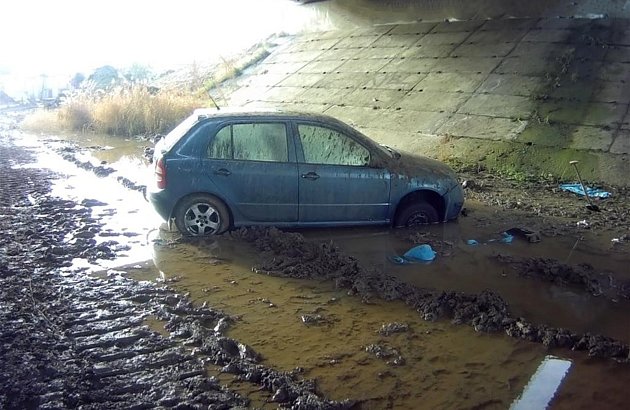 Podivné parkování v Brně? Auto z Třebíče stálo opuštěné v blátě pod mostem