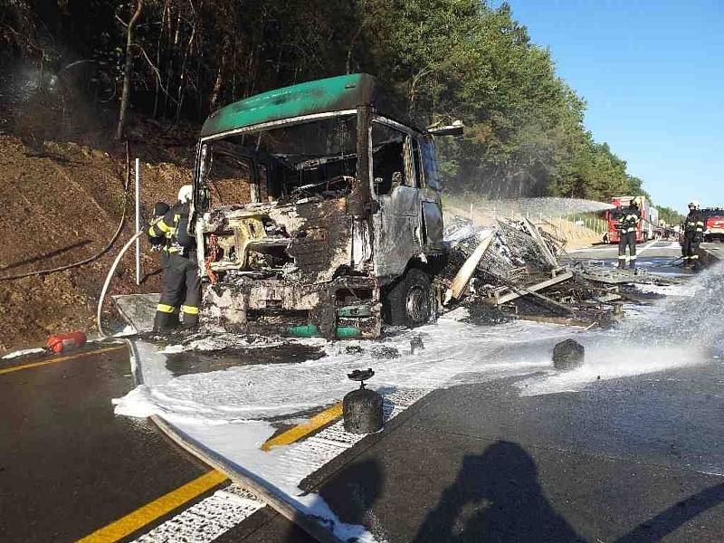 Na dálnici D1 na 171. kilometru mezi lokalitou Devět křížů a Domašovem začal v sobotu ráno hořet kamion s nákladem.