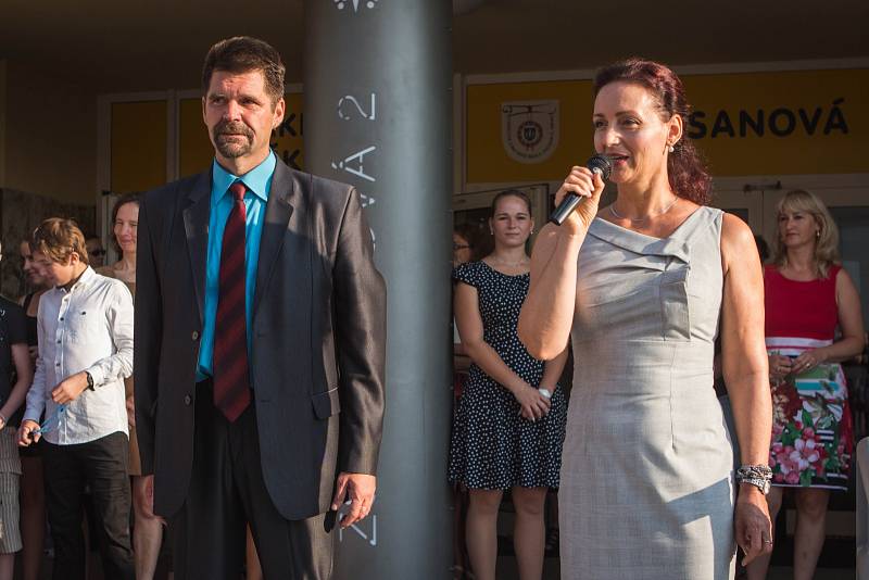 Nervózní výrazy ve tvářích prvňáků střídá nadšení při zvuku prvního zvonění. Svou premiéru ve škole zažívají jen v Brně čtyři tisíce dětí. Tolik žáků do prvních tříd brněnských základních škol nikdy předtím ještě nenastoupilo.