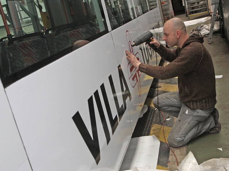 Tramvaj s pozvánkou na návštěvu rekonstruované vily Tugendhat.