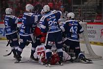 Hokejisté Třince porazili v úterním 39. kole extraligy Kometu Brno (v modrém) 5:1.