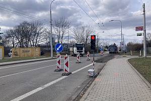 Cestu například na nákup do obchodního střediska ve Slatině komplikuje řidičům uzavírka Olomoucké a zároveň i omezení v Ostravské ulici.