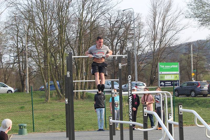 První workoutové hřiště pro handicapované se ve středu v Jundrově otevřelo Brňanům.