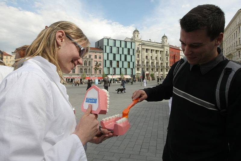 Jak správně čistit zuby předvedli na náměstí Svobody v Brně kolemjdoucím budoucí stomatologové.