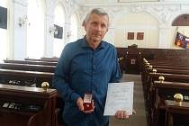 Vavřinec Charvát z Brumovic na Břeclavsku má za sebou 120 bezplatných darování krve. Získal za to ocenění Českého červeného kříže