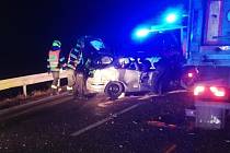 Dva těžce zranění lidé zůstali po středeční večerní nehodě na silnici u Kuřimi na Brněnsku. Střetlo se tam osobní a nákladní auto.