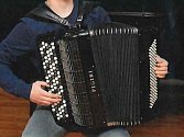 O akordeon přišel pětadvacetiletý člen orchestru ze Slovinska, který byl začátkem února na zkoušce v brněnském divadle. Policie ukradený nástroj stále hledá.