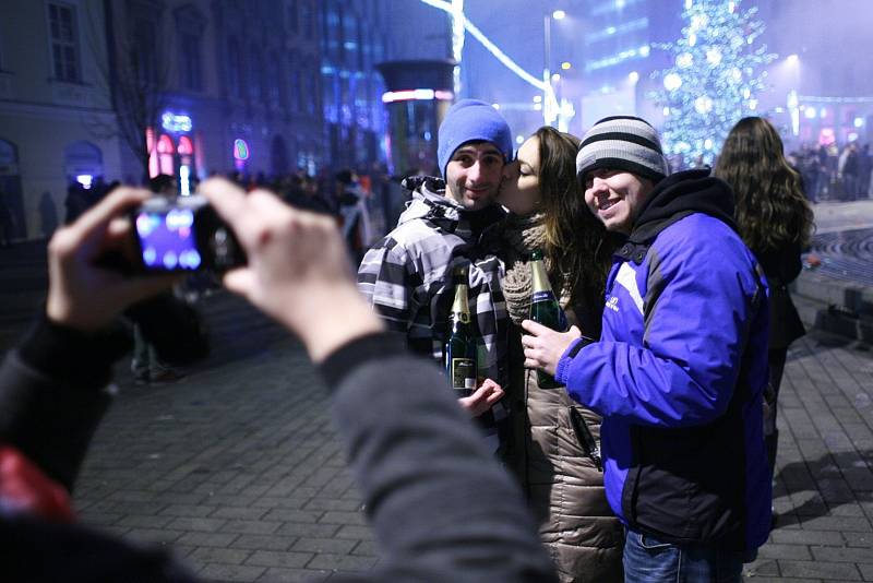 Konec starého a začátek nového roku přišly na náměstí Svobody v Brně oslavit tisíce lidí.