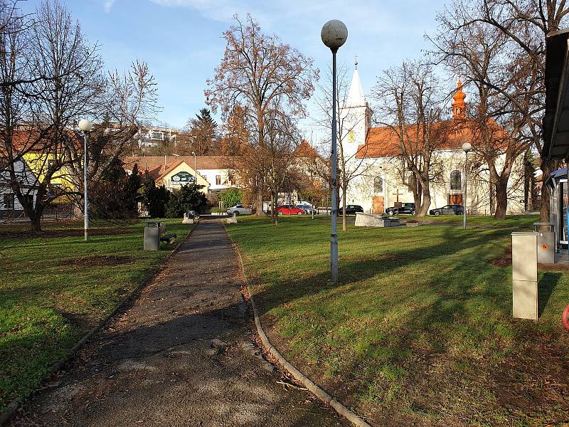 Současná podoba parku na Palackého náměstí v brněnských Řečkovicích. Při revitalizaci vysadí nové stromy, položí parkový trávník nebo opraví cesty.