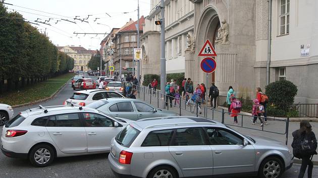 Parkování před ZŠ Slovanské náměstí v Brně.
