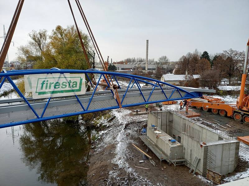 Stavbaři v úterý ráno umisťovali lávku pro pěší přes řeku Svitavu u Tomkova náměstí v Brně.