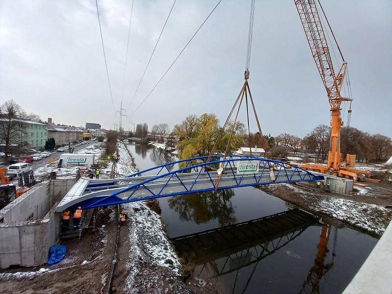 Stavbaři v úterý ráno umisťovali lávku pro pěší přes řeku Svitavu u Tomkova náměstí v Brně.