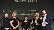 Cenu Počin roku 2019 získal Pavel Lacina s rodinou za projekt Vinaři jdou na dřeň.