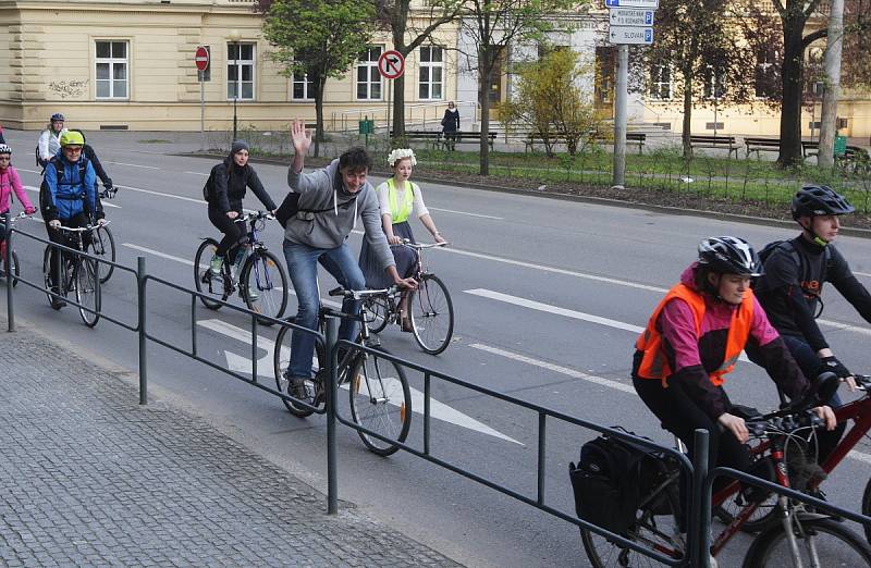 Téměř pět stovek mužů, žen a dětí v pátek vyrazilo z Moravského náměstí na první letošní cyklojízdu.