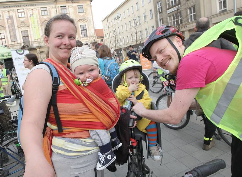 V šatech, obleku nebo teplácích vyrazilo ve čtvrtek v podvečer tisíc sto cyklistů z Moravského náměstí v Brně. Při Velké jarní cyklojízdě se vydali až na bývalý fotbalový stadion Za Lužánkami.