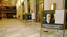 Výstava ve foyer Janáčkova divadla informuje o historii holocaustu z perspektivy třináctileté židovské dívky Anny Frankové a její rodiny.