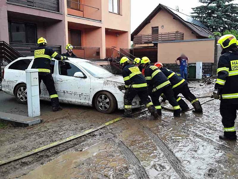 Přívalový déšť vyplavil Drnovice. Na místě zasahovalo sedmdesát hasičů.