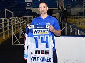 Hokejista Tomáš Plekanec s dresem, ve kterém bude nastupovat za Kometu.