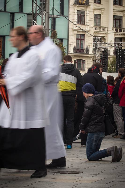 Davy věřících zaplnily v sobotu před polednem brněnské náměstí Svobody. Ke společné mši se sešlo kolem pětadvaceti tisíc lidí. Setkáním vyvrcholil první ročník národního eucharistického kongresu v České republice.