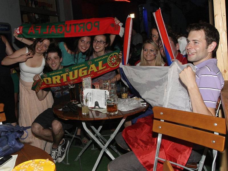 Čeští i portugalští fanoušci sledovali zápas ve Sport bar areně v Hybešově ulici v Brně.