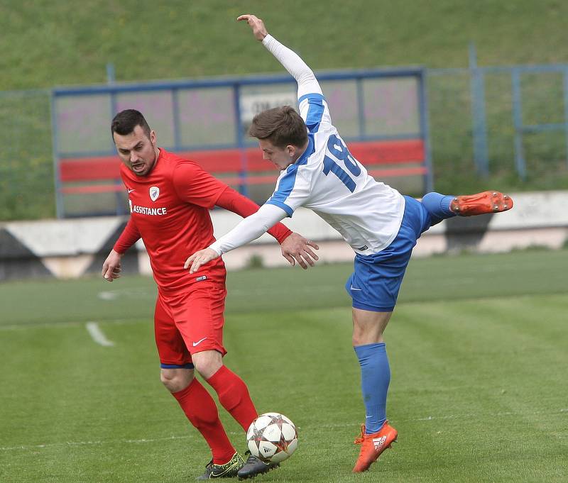 Impozantní vstup do jarních odvet krajského přeboru mají za sebou fotbalisté nováčka z Tišnova (v bílém). Po třech výhrách při skóre 15:2 ve čtvrtém kole narazili na Bohunice, kde dokázali vyhrát 3:0 a s jednobodovým náskokem jsou v čele tabulky.