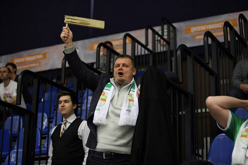 Před necelým rokem smutnily, soupeři se však pomstily. Královopolské basketbalistky (v zeleném) si v semifinále smlsly na Žabinách, které porazily 71:38 a postoupily do boje o zlato ve Final Four Českého poháru hrajícího se v Nymburku.