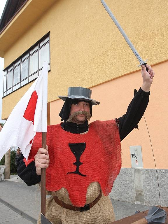 Hloupý Honza se proháněl Šlapnicemi. Na peci, s čerstvě upečeným kuřátkem