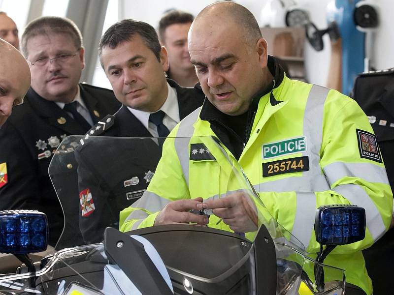 Šestasedmdesát speciálně upravených motocyklů značky BMW pro policii si v pondělí převzal prezident Policie České republiky Tomáš Tuhý. Jedná se o první část zakázky, která je největší v historii policie. 