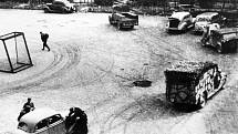 Němci opouštějí Brno (opuštěná vozidla na sportovním hřišti ve Sportovní ulici při německém ústupu - 26. duben 1945).