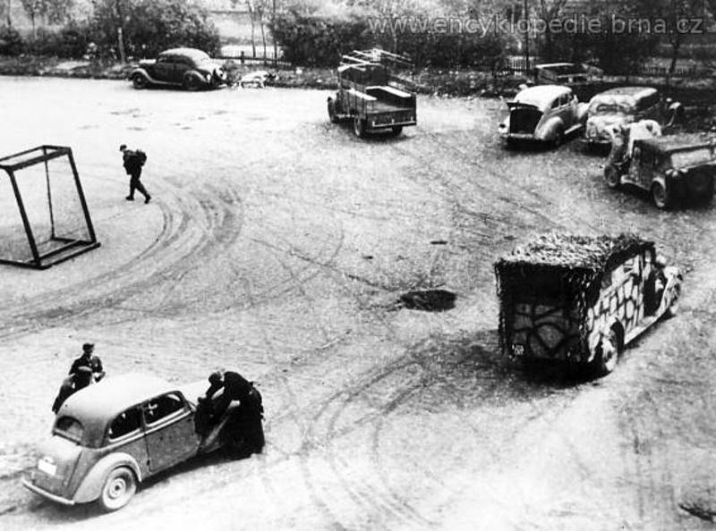 Němci opouštějí Brno (opuštěná vozidla na sportovním hřišti ve Sportovní ulici při německém ústupu - 26. duben 1945).