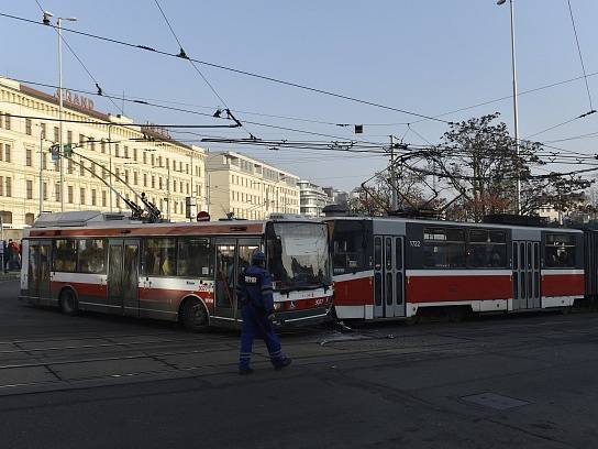 Tři zraněné musela záchranka odvézt po srážce tramvaje s trolejbusem v brněnské Benešově ulici krátce po úterní půl deváté dopoledne. Nehoda se stala u výjezdu ze smyčky trolejbusů v sousedství hlavního nádraží.