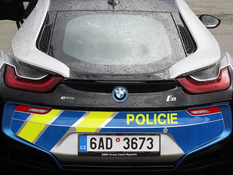 Nové hybridní BMW i8 jihomoravských policistů využívá pohon na elektřinu i spalovací motor.