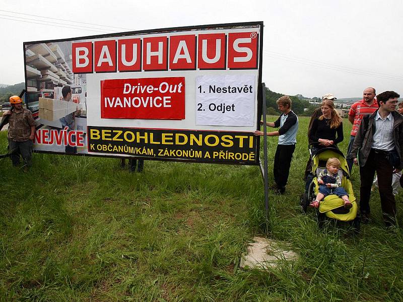 Protest sdružení Nesehnutí proti obchodnímu řetězci Bauhaus.