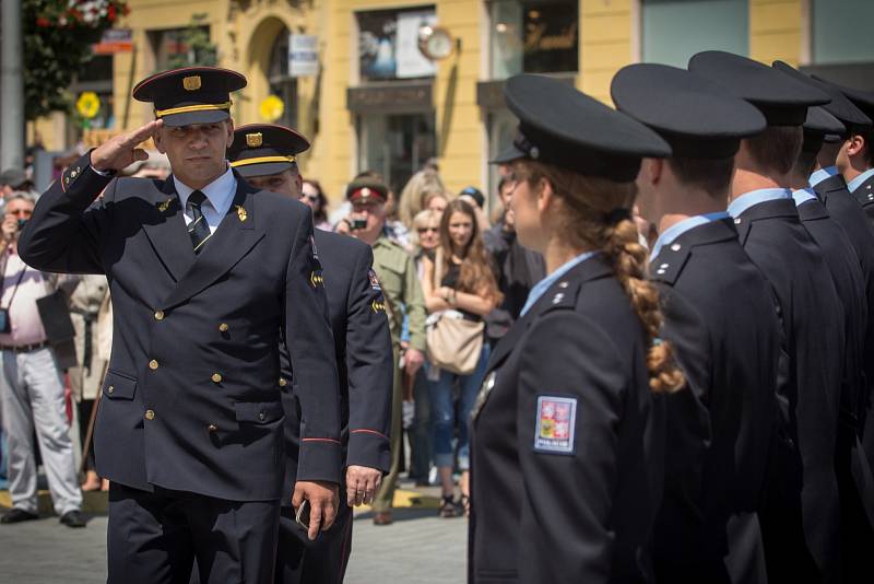 Mladí policisté v pátek na náměstí Svobody slavnostně složili slib. Na náměstí se rozdávala také ocenění.